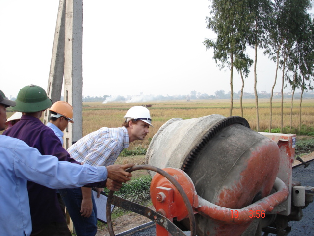 Sử dụng bê tông nhựa nguội thi công mặt đường giao thông nông thôn